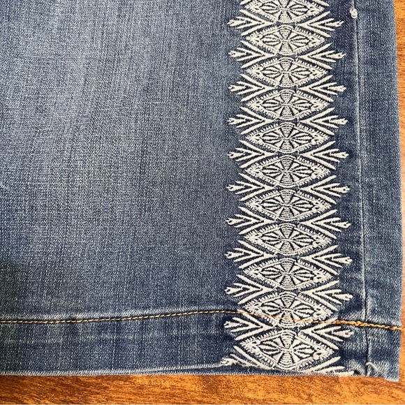 Westport Stretch Embroidery Accent Denim Jean Skirt size 4 - Picture 3 of 8